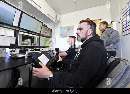 ©PHOTOPQR/VOIX DU NORD/Sebastien JARRY ; 15/06/2022 ; Audinghen. le 15/06/2022. Drone antinquinamento et migrants au CROSS (Centre Regional operationnel de surveillance et de sauvetage Maritime) du cap Gris Nez . FOTO SEBASTIEN JARRY LA VOIX DU NORD. Manica. Un drone déployé pour contrôler les fumées des navires et lutter contre la pollution en mer Audinghen. il 06/15/2022. Drone antinquinamento alla CROCE (centro operativo regionale per la sorveglianza e il salvataggio marittimo) a Cap Gris Nez. Un drone si è schierato per controllare il fumo dalle navi e combattere l'inquinamento in mare. Foto Stock