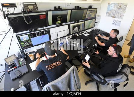 ©PHOTOPQR/VOIX DU NORD/Sebastien JARRY ; 15/06/2022 ; Audinghen. le 15/06/2022. Drone antinquinamento et migrants au CROSS (Centre Regional operationnel de surveillance et de sauvetage Maritime) du cap Gris Nez . FOTO SEBASTIEN JARRY LA VOIX DU NORD. Manica. Un drone déployé pour contrôler les fumées des navires et lutter contre la pollution en mer Audinghen. il 06/15/2022. Drone antinquinamento alla CROCE (centro operativo regionale per la sorveglianza e il salvataggio marittimo) a Cap Gris Nez. Un drone si è schierato per controllare il fumo dalle navi e combattere l'inquinamento in mare. Foto Stock