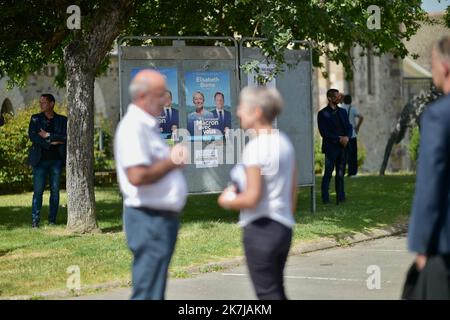 ©FRANCK CASTEL/MAXPPP - 20220006 il primo ministro francese Elisabeth Borne parla con un macellaio vicino al sindaco di Clecy Raymond Carville durante una visita a Clecy, nel nord-est della Francia, il 17 giugno 2022, nell'ambito della campagna elettorale per le elezioni parlamentari francesi. Foto Stock