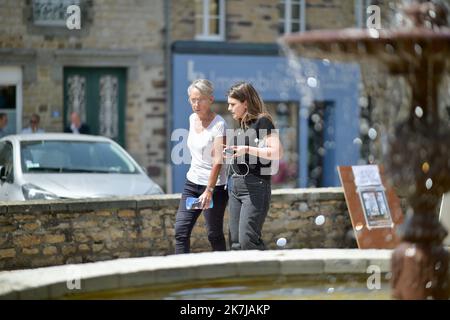 ©FRANCK CASTEL/MAXPPP - 20220006 il primo ministro francese Elisabeth Borne parla con un macellaio vicino al sindaco di Clecy Raymond Carville durante una visita a Clecy, nel nord-est della Francia, il 17 giugno 2022, nell'ambito della campagna elettorale per le elezioni parlamentari francesi. Foto Stock