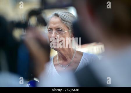 ©FRANCK CASTEL/MAXPPP - 20220006 il primo ministro francese Elisabeth Borne parla con un macellaio vicino al sindaco di Clecy Raymond Carville durante una visita a Clecy, nel nord-est della Francia, il 17 giugno 2022, nell'ambito della campagna elettorale per le elezioni parlamentari francesi. Foto Stock