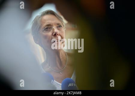 ©FRANCK CASTEL/MAXPPP - 20220006 il primo ministro francese Elisabeth Borne parla con un macellaio vicino al sindaco di Clecy Raymond Carville durante una visita a Clecy, nel nord-est della Francia, il 17 giugno 2022, nell'ambito della campagna elettorale per le elezioni parlamentari francesi. Foto Stock