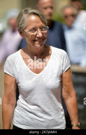 ©FRANCK CASTEL/MAXPPP - 20220006 il primo ministro francese Elisabeth Borne parla con un macellaio vicino al sindaco di Clecy Raymond Carville durante una visita a Clecy, nel nord-est della Francia, il 17 giugno 2022, nell'ambito della campagna elettorale per le elezioni parlamentari francesi. Foto Stock