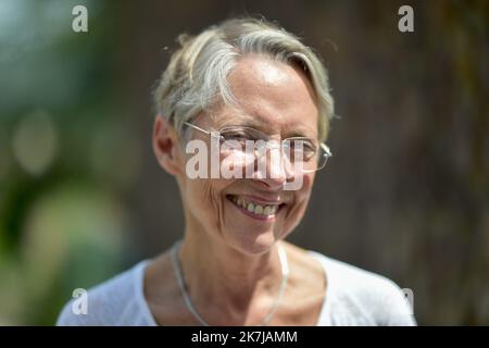 ©FRANCK CASTEL/MAXPPP - 20220006 il primo ministro francese Elisabeth Borne parla con un macellaio vicino al sindaco di Clecy Raymond Carville durante una visita a Clecy, nel nord-est della Francia, il 17 giugno 2022, nell'ambito della campagna elettorale per le elezioni parlamentari francesi. Foto Stock