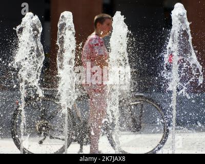 ©REMY GABALDA/MAXPPP - TOULOUSE 17/06/2022 Canicule: la Vigilance rouge étendue à 14 départements, presque tout le Pays concerté, un termomètre de pharmacie indique une température de 42 degres. Toulouse - la canicule s'étend, touchant désormais la quasi totalité de la France, et deux départements suppliémentaires ont été placés vendredi en vigilance rouge, soit 14 au total dans le tiers sud-ouest du Pays. Le 16 06 2022. Des enfants jouent avec des jets d'une fontaine publique pour se rafraîchir. Onda di calore in Francia il 17 giugno 2022 Foto Stock