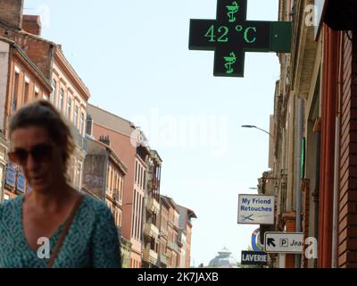 ©REMY GABALDA/MAXPPP - TOULOUSE 17/06/2022 Canicule: la Vigilance rouge étendue à 14 départements, presque tout le Pays concerté, un termomètre de pharmacie indique une température de 42 degres. Toulouse - la canicule s'étend, touchant désormais la quasi totalité de la France, et deux départements suppliémentaires ont été placés vendredi en vigilance rouge, soit 14 au total dans le tiers sud-ouest du Pays. Le 16 06 2022. Des enfants jouent avec des jets d'une fontaine publique pour se rafraîchir. Onda di calore in Francia il 17 giugno 2022 Foto Stock