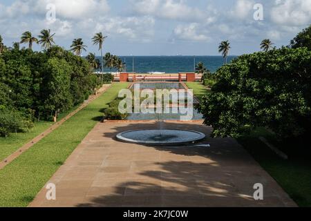 ©Nicolas Remene / le Pictorium/MAXPPP - Lome 29/05/2022 Nicolas Remene / le Pictorium - 29/5/2022 - Togo / Lome / Lome - le palais de Lome, ancien palais des gouverneurs est un batiment Emblematique coloniale de la ville de Lome situe sur le boulevard du Mono, face a la mer. Heritage de la colonization allemande, l'est aujourd'hui devenu un musee entoure d'un Grand parc botanique ouvert au public. / 29/5/2022 - Togo / Lome / Lome - il Lome Palace, ex Palazzo dei Governatori, è un emblematico edificio coloniale della città di Lome situato sul Mono Boulevard, di fronte al mare. Un'eredità di G Foto Stock