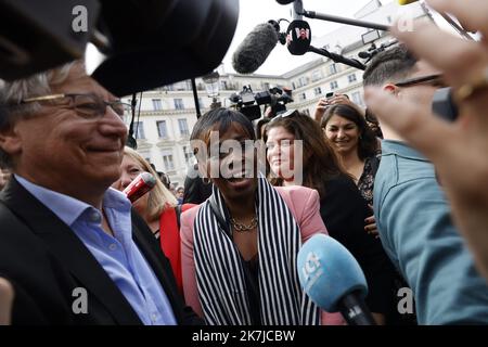 ©PHOTOPQR/LE PARISIEN/olivier corsan ; Paris ; 20/06/2022 ; Paris, France, le 20 juin 2022. Après le second tour de législatives, les nouveaux députés et ceux qui sont rélus arrivent l'Assemblée Nationale. Rachel Kéké, député LFI du Val-de-Marne photo : LP / Olivier CORSAN neo-eletto membro del parlamento Rachel Keke della Nuova Unione Ecologica e dei popoli sociali (NUPES), arriva all'Assemblea Nazionale di Parigi, in Francia, il 21 giugno 2022. Rachel Keke, ex donna delle pulizie, era leader dell'Unione e ha condotto una lotta contro il gruppo Accor per migliorare le condizioni di lavoro. Foto Stock