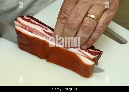 ©PHOTOPQR/L'EST REPUBLICAIN/ALEXANDRE MARCHI ; ESSEY-LES-NANCY ; 12/05/2022 ; CUCINA - RECETTE - QUICHE LORRAINE - TERROIR - GRAS - LARDO. Essey-lès-Nancy 12 mai 2022. Du lard dans les ingrédients de la recette de la quiche Lorraine par le Meilleur Ouvrier de France (MOF) Laurent LALEVEE. FOTO Alexandre MARCHI. - Essay les Nancy, Francia, maggio 12st 2022. Francia Gastronomia, nel nord-est della Francia : la ricetta per quiche Lorraine del Meilleur Ouvrier de France (MOF) Laurent LALEVEE. Foto Stock