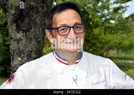 ©PHOTOPQR/L'EST REPUBLICAIN/ALEXANDRE MARCHI ; ESSEY-LES-NANCY ; 12/05/2022 ; CUISINE - RECETTE - QUICHE LORRAINE - TERROIR. Essey-lès-Nancy 12 mai 2022. La recette de la quiche Lorraine par le Meilleur Ouvrier de France (MOF) Laurent LALEVEE. FOTO Alexandre MARCHI. - Essay les Nancy, Francia, maggio 12st 2022. Francia Gastronomia, nel nord-est della Francia : la ricetta per quiche Lorraine del Meilleur Ouvrier de France (MOF) Laurent LALEVEE. Foto Stock