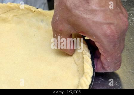 ©PHOTOPQR/L'EST REPUBLICAIN/ALEXANDRE MARCHI ; ESSEY-LES-NANCY ; 12/05/2022 ; CUISINE - RECETTE - QUICHE LORRAINE - TERROIR. Essey-lès-Nancy 12 mai 2022. La recette de la quiche Lorraine par le Meilleur Ouvrier de France (MOF) Laurent LALEVEE. FOTO Alexandre MARCHI. - Essay les Nancy, Francia, maggio 12st 2022. Francia Gastronomia, nel nord-est della Francia : la ricetta per quiche Lorraine del Meilleur Ouvrier de France (MOF) Laurent LALEVEE. Foto Stock