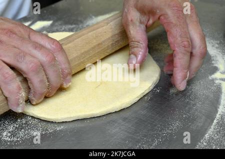 ©PHOTOPQR/L'EST REPUBLICAIN/ALEXANDRE MARCHI ; ESSEY-LES-NANCY ; 12/05/2022 ; CUISINE - RECETTE - QUICHE LORRAINE - TERROIR. Essey-lès-Nancy 12 mai 2022. Fabrication de la pâte pour la recette de la quiche Lorraine par le Meilleur Ouvrier de France (MOF) Laurent LALEVEE. FOTO Alexandre MARCHI. - Essay les Nancy, Francia, maggio 12st 2022. Francia Gastronomia, nel nord-est della Francia : la ricetta per quiche Lorraine del Meilleur Ouvrier de France (MOF) Laurent LALEVEE. Foto Stock