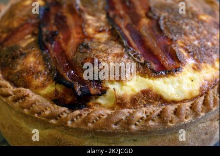 ©PHOTOPQR/L'EST REPUBLICAIN/ALEXANDRE MARCHI ; ESSEY-LES-NANCY ; 12/05/2022 ; CUISINE - RECETTE - QUICHE LORRAINE - TERROIR. Essey-lès-Nancy 12 mai 2022. La recette de la quiche Lorraine par le Meilleur Ouvrier de France (MOF) Laurent LALEVEE. FOTO Alexandre MARCHI. - Essay les Nancy, Francia, maggio 12st 2022. Francia Gastronomia, nel nord-est della Francia : la ricetta per quiche Lorraine del Meilleur Ouvrier de France (MOF) Laurent LALEVEE. Foto Stock