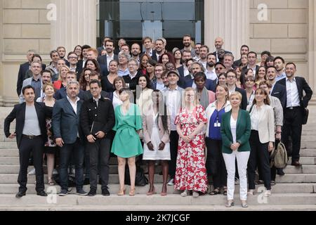 ©Sebastien Muylaert/MAXPPP - Parigi 21/06/2022 leader del partito francese di sinistra la France Insoumise (LFI), membro del Parlamento e leader della coalizione di sinistra Nupes (Nouvelle Union Populaire Ecologique et sociale - Nuova Unione ecologica e sociale), Jean-Luc Melenchon (C) si pone con i deputati della LFI e i membri della NUPES davanti all'Assemblee Nationale (Assemblea Nazionale), a Parigi, due giorni dopo le elezioni legislative. 21.06.2022 Foto Stock