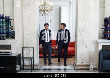 @ Pool/ Stephane Lemouton/Maxppp, France, Paris, 2022/06/22 le président Emmanuel Macron reitoit Julien Bayou, secrétaire National du parti Europe Ecologie Les Verts au palais de l'Elysée à Paris le 22 juin 2022. Julien Bayou, Segretario nazionale del partito ecologo Europa-Ecologia Les Verts (EELV) e membro del parlamento, parte dopo i colloqui con il presidente francese Emmanuel Macron al palazzo presidenziale Elysee, a Parigi, il 22 giugno 2022, Foto Stock