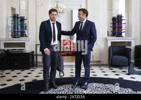 @ Pool/ Stephane Lemouton/Maxppp, France, Paris, 2022/06/22 le président Emmanuel Macron reitoit Julien Bayou, secrétaire National du parti Europe Ecologie Les Verts au palais de l'Elysée à Paris le 22 juin 2022. Julien Bayou, Segretario nazionale del partito ecologo Europa-Ecologia Les Verts (EELV) e membro del parlamento, parte dopo i colloqui con il presidente francese Emmanuel Macron al palazzo presidenziale Elysee, a Parigi, il 22 giugno 2022, Foto Stock