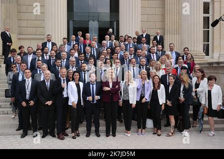 ©Sebastien Muylaert/MAXPPP - Parigi 22/06/2022 chiavi riunione nazionale estrema destra (RN) leader e membro del Parlamento Marine le Pen (C) posa per una foto di famiglia con i deputati del Parlamento all'Assemblea nazionale francese (Assemblee Nationale), tre giorni dopo i risultati delle elezioni parlamentari. Parigi, 22.06.2022 Foto Stock