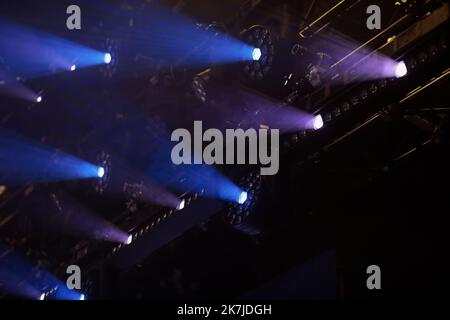 Apparecchi di illuminazione a LED appesi sul palco del concerto. Messa a fuoco selettiva. Foto Stock