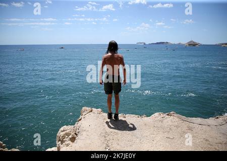 ©PHOTOPQR/LA PROVENCE/VALLAURI Nicolas ; Marseille ; 24/06/2022 ; Comme chaque été, des jeunes prennent le risque de sauter du haut des rochers de la Corniche Kennedy à Marseille. Cette Pratique du plongeon est non sans danger avec des risques de blessures irréversibles. ICI les jeunes sautent à Plus de 8 mètres de la surface de l'eau. Marsiglia, Francia, 24th 2022 273 giugno / 5 000 Résultats de traduction come ogni estate, i giovani corrono il rischio di saltare dalla cima delle rocce della Corniche Kennedy a Marsiglia. Questa immersione non è priva di pericoli con il rischio di lesioni irreversibili Foto Stock