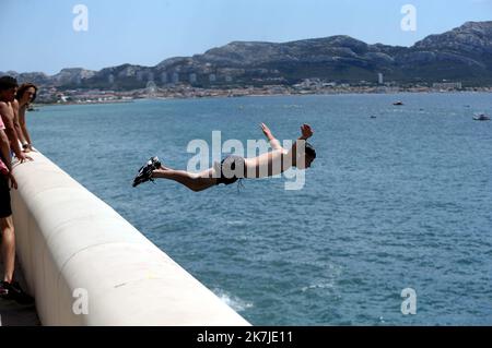 ©PHOTOPQR/LA PROVENCE/VALLAURI Nicolas ; Marseille ; 24/06/2022 ; Comme chaque été, des jeunes prennent le risque de sauter du haut des rochers de la Corniche Kennedy à Marseille. Cette Pratique du plongeon est non sans danger avec des risques de blessures irréversibles. ICI les jeunes sautent à Plus de 8 mètres de la surface de l'eau. Marsiglia, Francia, 24th 2022 273 giugno / 5 000 Résultats de traduction come ogni estate, i giovani corrono il rischio di saltare dalla cima delle rocce della Corniche Kennedy a Marsiglia. Questa immersione non è priva di pericoli con il rischio di lesioni irreversibili Foto Stock