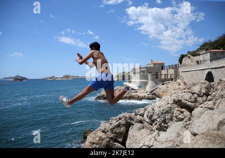 ©PHOTOPQR/LA PROVENCE/VALLAURI Nicolas ; Marseille ; 24/06/2022 ; Comme chaque été, des jeunes prennent le risque de sauter du haut des rochers de la Corniche Kennedy à Marseille. Cette Pratique du plongeon est non sans danger avec des risques de blessures irréversibles. ICI les jeunes sautent à Plus de 8 mètres de la surface de l'eau. Marsiglia, Francia, 24th 2022 273 giugno / 5 000 Résultats de traduction come ogni estate, i giovani corrono il rischio di saltare dalla cima delle rocce della Corniche Kennedy a Marsiglia. Questa immersione non è priva di pericoli con il rischio di lesioni irreversibili Foto Stock