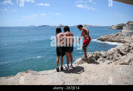 ©PHOTOPQR/LA PROVENCE/VALLAURI Nicolas ; Marseille ; 24/06/2022 ; Comme chaque été, des jeunes prennent le risque de sauter du haut des rochers de la Corniche Kennedy à Marseille. Cette Pratique du plongeon est non sans danger avec des risques de blessures irréversibles. ICI les jeunes sautent à Plus de 8 mètres de la surface de l'eau. Marsiglia, Francia, 24th 2022 273 giugno / 5 000 Résultats de traduction come ogni estate, i giovani corrono il rischio di saltare dalla cima delle rocce della Corniche Kennedy a Marsiglia. Questa immersione non è priva di pericoli con il rischio di lesioni irreversibili Foto Stock