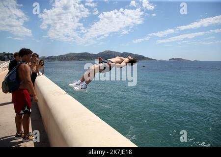 ©PHOTOPQR/LA PROVENCE/VALLAURI Nicolas ; Marseille ; 24/06/2022 ; Comme chaque été, des jeunes prennent le risque de sauter du haut des rochers de la Corniche Kennedy à Marseille. Cette Pratique du plongeon est non sans danger avec des risques de blessures irréversibles. ICI les jeunes sautent à Plus de 8 mètres de la surface de l'eau. Marsiglia, Francia, 24th 2022 273 giugno / 5 000 Résultats de traduction come ogni estate, i giovani corrono il rischio di saltare dalla cima delle rocce della Corniche Kennedy a Marsiglia. Questa immersione non è priva di pericoli con il rischio di lesioni irreversibili Foto Stock