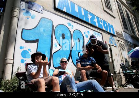 ©PHOTOPQR/LA PROVENCE/VALLAURI Nicolas ; Marseille ; 24/06/2022 ; Des centaines de supporters de l'Olympique de Marseille (OM) patientent de nombreuses eures sur le trottoir à proximité du local des Winners afin de payer leur abonnement pour la saison 2022-2023 Marseille, Francia giugno 24th 2022 centinaia di tifosi della squadra di calcio francese Olympique OM aspettano di acquistare la loro iscrizione per la stagione 2022-2023 Foto Stock