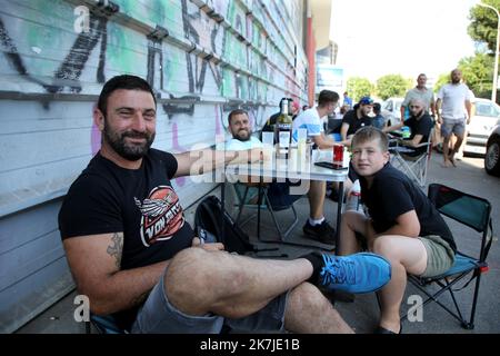 ©PHOTOPQR/LA PROVENCE/VALLAURI Nicolas ; Marseille ; 24/06/2022 ; Des centaines de supporters de l'Olympique de Marseille (OM) patientent de nombreuses eures sur le trottoir à proximité du local des Winners afin de payer leur abonnement pour la saison 2022-2023 Marseille, Francia giugno 24th 2022 centinaia di tifosi della squadra di calcio francese Olympique OM aspettano di acquistare la loro iscrizione per la stagione 2022-2023 Foto Stock