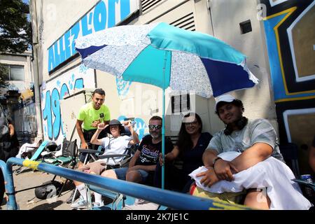 ©PHOTOPQR/LA PROVENCE/VALLAURI Nicolas ; Marseille ; 24/06/2022 ; Des centaines de supporters de l'Olympique de Marseille (OM) patientent de nombreuses eures sur le trottoir à proximité du local des Winners afin de payer leur abonnement pour la saison 2022-2023 Marseille, Francia giugno 24th 2022 centinaia di tifosi della squadra di calcio francese Olympique OM aspettano di acquistare la loro iscrizione per la stagione 2022-2023 Foto Stock