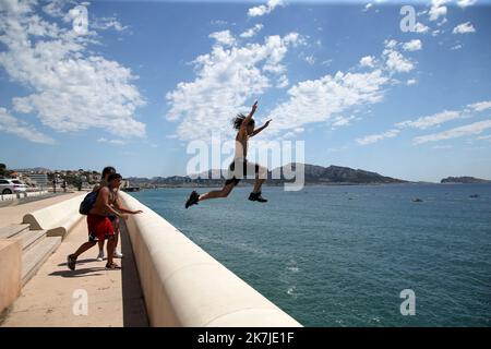 ©PHOTOPQR/LA PROVENCE/VALLAURI Nicolas ; Marseille ; 24/06/2022 ; Comme chaque été, des jeunes prennent le risque de sauter du haut des rochers de la Corniche Kennedy à Marseille. Cette Pratique du plongeon est non sans danger avec des risques de blessures irréversibles. ICI les jeunes sautent à Plus de 8 mètres de la surface de l'eau. Marsiglia, Francia, 24th 2022 273 giugno / 5 000 Résultats de traduction come ogni estate, i giovani corrono il rischio di saltare dalla cima delle rocce della Corniche Kennedy a Marsiglia. Questa immersione non è priva di pericoli con il rischio di lesioni irreversibili Foto Stock