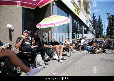 ©PHOTOPQR/LA PROVENCE/VALLAURI Nicolas ; Marseille ; 24/06/2022 ; Des centaines de supporters de l'Olympique de Marseille (OM) patientent de nombreuses eures sur le trottoir à proximité du local des Winners afin de payer leur abonnement pour la saison 2022-2023 Marseille, Francia giugno 24th 2022 centinaia di tifosi della squadra di calcio francese Olympique OM aspettano di acquistare la loro iscrizione per la stagione 2022-2023 Foto Stock