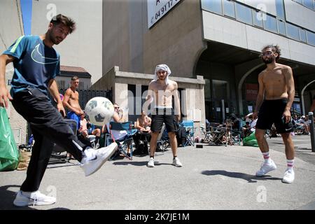 ©PHOTOPQR/LA PROVENCE/VALLAURI Nicolas ; Marseille ; 24/06/2022 ; Des centaines de supporters de l'Olympique de Marseille (OM) patientent de nombreuses eures sur le trottoir à proximité du local des Winners afin de payer leur abonnement pour la saison 2022-2023 Marseille, Francia giugno 24th 2022 centinaia di tifosi della squadra di calcio francese Olympique OM aspettano di acquistare la loro iscrizione per la stagione 2022-2023 Foto Stock