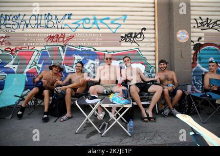 ©PHOTOPQR/LA PROVENCE/VALLAURI Nicolas ; Marseille ; 24/06/2022 ; Des centaines de supporters de l'Olympique de Marseille (OM) patientent de nombreuses eures sur le trottoir à proximité du local des Winners afin de payer leur abonnement pour la saison 2022-2023 Marseille, Francia giugno 24th 2022 centinaia di tifosi della squadra di calcio francese Olympique OM aspettano di acquistare la loro iscrizione per la stagione 2022-2023 Foto Stock