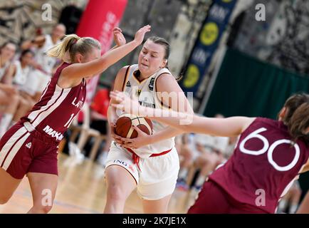 ©PHOTOPQR/LE PROGRES/Catherine AULAZ - Bourg-en-Bresse 24/06/2022 - Tournoi GS Carriat - 24 juin 2022 Tournoi International U20 féminin du GS Carriat Basket Bourg 01 au gymnase Saint-Roch à Bourg-en-Bresse (Ain). Corrispondenza 1 : Lettonie (bordeau) bat Allemagne (blanc) 67-58. Lettonia vs Germania durante il torneo di basket GS Carriat a Bourg en Bresse, Francia, il 24th 2022 giugno Foto Stock