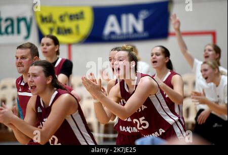 ©PHOTOPQR/LE PROGRES/Catherine AULAZ - Bourg-en-Bresse 24/06/2022 - Tournoi GS Carriat - 24 juin 2022 Tournoi International U20 féminin du GS Carriat Basket Bourg 01 au gymnase Saint-Roch à Bourg-en-Bresse (Ain). Corrispondenza 1 : Lettonie (bordeau) bat Allemagne (blanc) 67-58. Lettonia vs Germania durante il torneo di basket GS Carriat a Bourg en Bresse, Francia, il 24th 2022 giugno Foto Stock