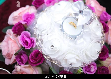 Primo piano di elegante anello di diamante e selettivo focus.Love e concetto di matrimonio. Foto Stock