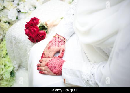 Malese sposa hennè scolpito bello e unico. Messa a fuoco selettiva. Foto Stock