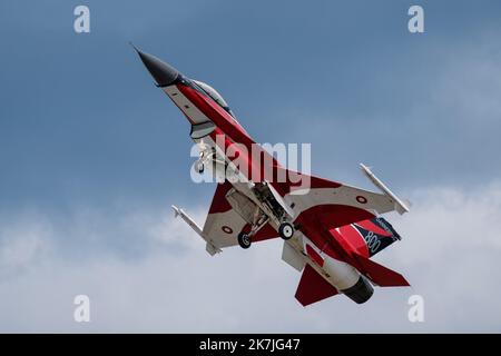 ©Arnaud BEINAT/Maxppp. Il bombardiere da caccia danese F 16 che si esibisce durante lo spettacolo aereo presso la base aeronautica francese di Saint-Dizier (Haute-Marne) Foto Stock