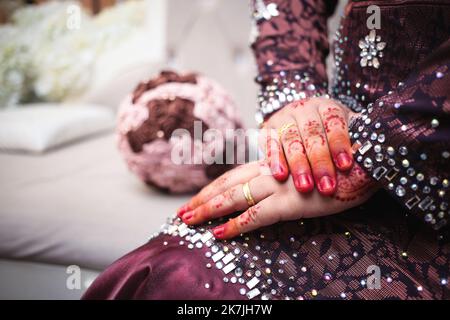 Malese sposa hennè scolpito bello e unico. Messa a fuoco selettiva. Foto Stock