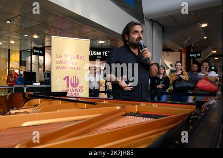 ©Julien Mattia / le Pictorium/MAXPPP - Parigi 01/07/2022 Julien Mattia / le Pictorium - 01/07/2022 - Francia / Ile-de-France / Parigi - la SNCF fetait en Gare Montparnasse, les dix ans de l'operation -piano en Gare-, en presence du parrain, Andre Manoukian a Parigi, le 01 Juillet 2022 / 01/07/2022 - Francia / Ile-de-France (regione) / Parigi - la SNCF celebrata a Gare Montparnasse, il decimo anniversario dell'operazione -piano en Gare-, alla presenza del padrino, Andre Manoukian a Parigi, il 01 luglio 2022 Foto Stock