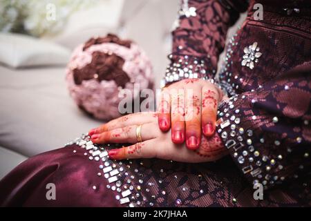 Malese sposa hennè scolpito bello e unico. Messa a fuoco selettiva. Foto Stock