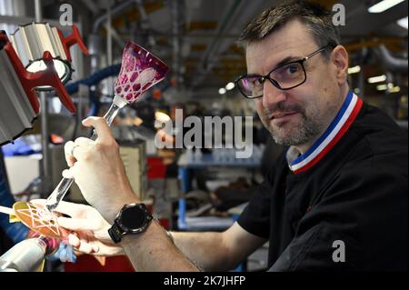 ©PHOTOPQR/L'EST REPUBLICAIN/ALEXANDRE MARCHI ; BACCARAT ; 20/06/2022 ; ARTISANAT DE LUXE - CRISTALLERIE DE BACCARAT - CRISTAL - MOF - MAF - EXCEPTION - SAVOIR FAIRE FRANCAIS. Baccarat 20 juin 2022. Jean-Luc BOURGUIGNON est entré à la manufacture de la cristallerie de Baccarat en 1990. Il est Meilleur Ouvrier de France depuis 2004. Il passe cette année le cours pour devenir MOF graveur. FOTO Alexandre MARCHI. - Baccarat, Francia nord-orientale, giugno 2022 cristallo di Baccarat, arte del vetro fine Foto Stock