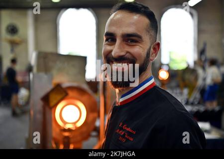 ©PHOTOPQR/L'EST REPUBLICAIN/ALEXANDRE MARCHI ; BACCARAT ; 20/06/2022 ; ARTISANAT DE LUXE - CRISTALLERIE DE BACCARAT - CRISTAL - MOF - MAF - EXCEPTION - SAVOIR FAIRE FRANCAIS. Baccarat 20 juin 2022. Ludovic QUATTRUCCI, Meilleur Ouvrier de France 2019 à la manufacture de la cristallerie de Baccarat. Il est le Plus jeune artisan à avoir rechu son titre de MOF à l'âge de 27 ans. FOTO Alexandre MARCHI. - Baccarat, Francia nord-orientale, giugno 2022 cristallo di Baccarat, arte del vetro fine Foto Stock