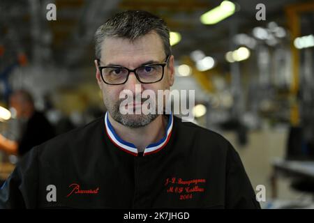 ©PHOTOPQR/L'EST REPUBLICAIN/ALEXANDRE MARCHI ; BACCARAT ; 20/06/2022 ; ARTISANAT DE LUXE - CRISTALLERIE DE BACCARAT - CRISTAL - MOF - MAF - EXCEPTION - SAVOIR FAIRE FRANCAIS. Baccarat 20 juin 2022. Jean-Luc BOURGUIGNON est entré à la manufacture de la cristallerie de Baccarat en 1990. Il est Meilleur Ouvrier de France depuis 2004. Il passe cette année le cours pour devenir MOF graveur. FOTO Alexandre MARCHI. - Baccarat, Francia nord-orientale, giugno 2022 cristallo di Baccarat, arte del vetro fine Foto Stock