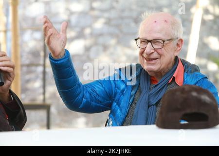 ©PHOTOPQR/NICE MATIN ; le 03/07 le metteur en scène britannique Peter Brook est mort connu pour avoir dirigé une série de pièces de Shakespeare, le risortisant britannique était en France depuis les années 1970. Il avait 97 ans. ARCHIVI il regista britannico Peter Brook morì a 97 FILE MOUANS SARTOUX 30EME FESTIVAL DU LIVRE hommage rendu à Peter Brook en présence de sa fille Irina, de la ministre de la culture Frabsoise Nyssen, de Marie Louise Gourdon (veste rose) et de jean Claude Charrier mouans sartoux le 7/10/2017 Foto Stock