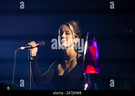 ©Simon Becker / le Pictorium/MAXPPP - Montreux 02/07/2022 Simon Becker / le Pictorium - 2/7/2022 - Suisse / Lac Leman / Montreux - Iliona en concerto au Montreux Jazz Festival le 2 juillet 2022 / 2/7/2022 - Svizzera / Lago Ginevra / Montreux - Iliona ha suonato dal vivo al Montreux Jazz Festival il 2 luglio 2022 Foto Stock