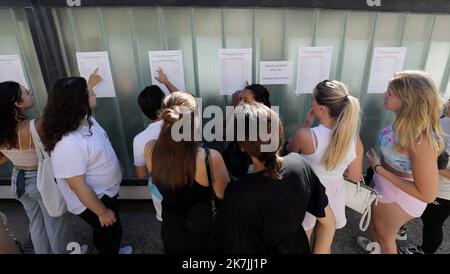 ©PHOTOPQR/NICE MATIN/Jean Francais Ottonello ; Menton ; 05/07/2022 ; reactions suite aux resultats du bac 2022 au lycee Pierre et Marie Curie de Menton France, july 5th 2022 Baccalaureate examination results Foto Stock