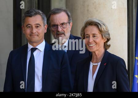 ©Julien Mattia / le Pictorium/MAXPPP - Parigi 05/07/2022 Julien Mattia / le Pictorium - 5/7/2022 - Francia / Ile-de-France / Parigi - Gerald DARMANIN, ministre de l'Interieur et des Outre-mer, Caroline CAYEUX, chargee des Collectivites territoriales et Jean-Francois CARENCO, Ministre des Osores du Mer A Paris le 04 Juillet 2022 / 5/7/2022 - Francia / Ile-de-France (regione) / Parigi - Gerald DARMANIN, Ministro dell'interno e dell'oltremare Francia, Caroline CAYEUX, responsabile delle collettività territoriali e Jean-Francois CARENCO, responsabile della Francia d'oltremare, all'uscita Foto Stock