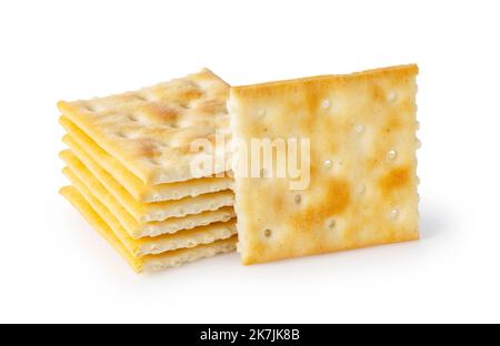Cracker posti uno sopra l'altro su uno sfondo bianco. Foto Stock